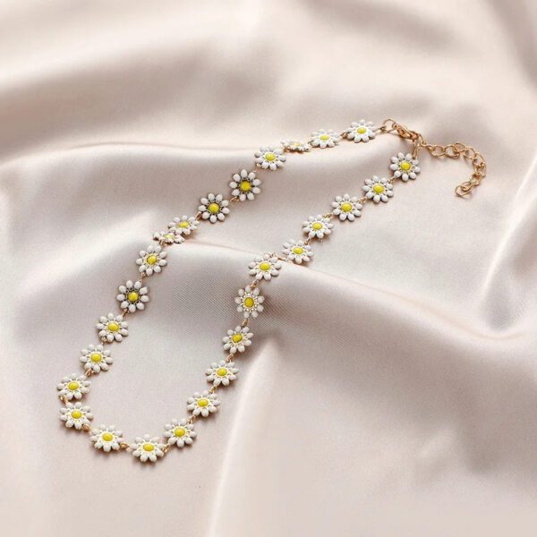 3 Mini Daisy Choker
